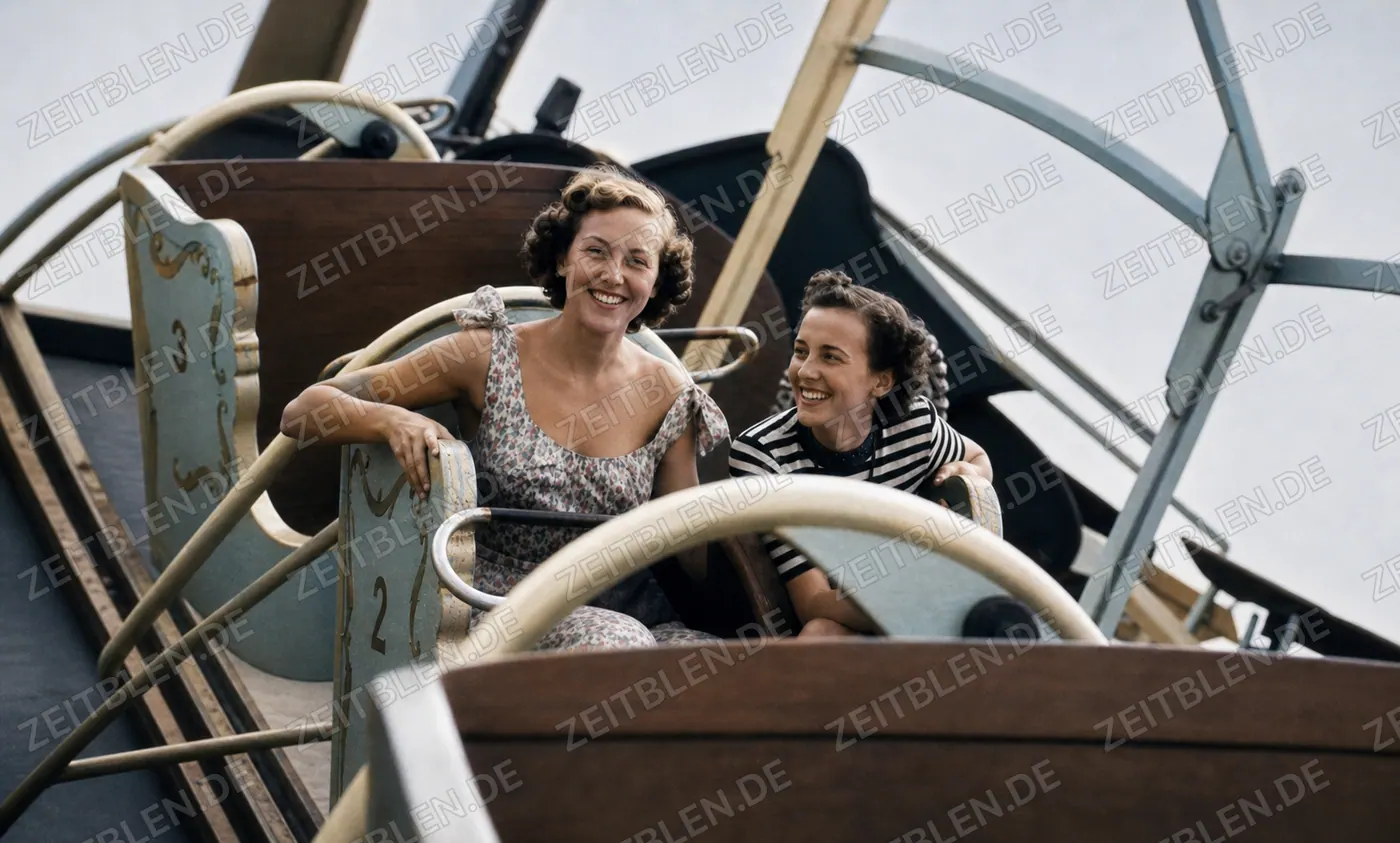 Zwei Frauen im Wagen eines Rundfahrgeschäfts