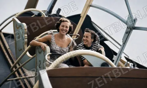 Zwei Frauen im Wagen eines Rundfahrgeschäfts