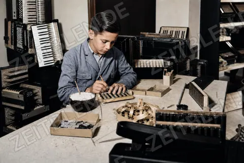 Junger Arbeiter bei der Harmonika-Montage