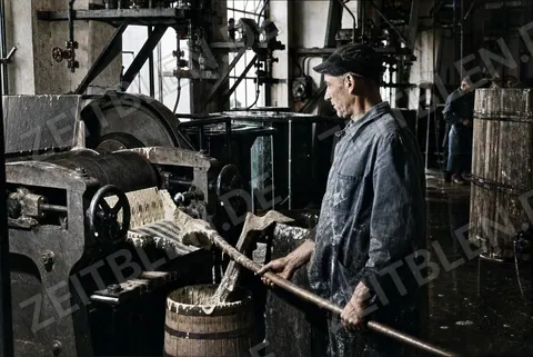 Arbeiter an Maschine in der Chemiefabrik Rudolf