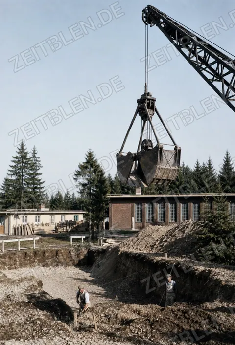 Baugrube mit Kran an der Montan-Verwaltung
