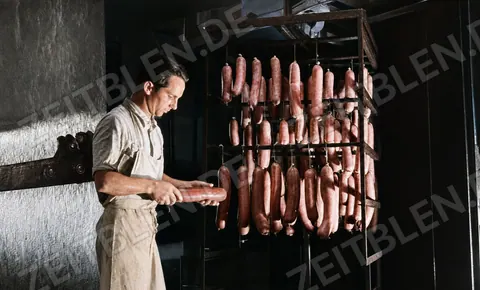Würste auf dem Hängegestell der Metzgerei Gschaider