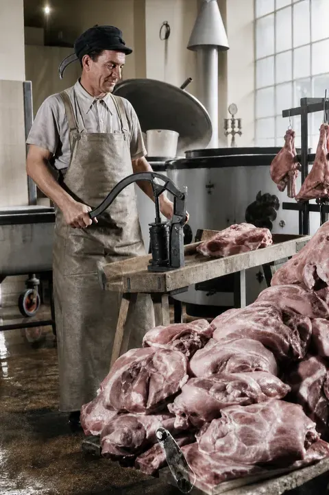 Fleischverarbeitung mit Hebezeug in der Metzgerei Gschaider