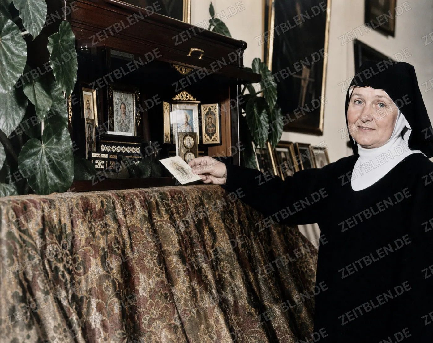 Ordensfrau an einem Andachtsort im Eichstätter Kloster
