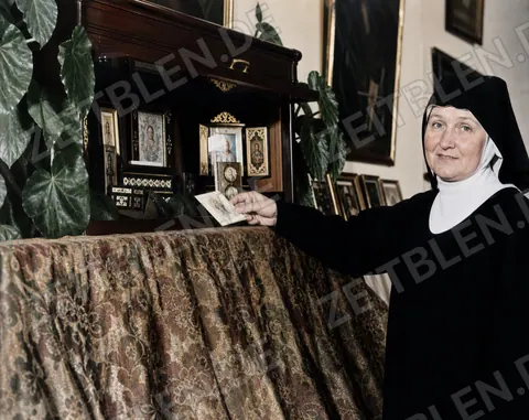 Ordensfrau an einem Andachtsort im Eichstätter Kloster