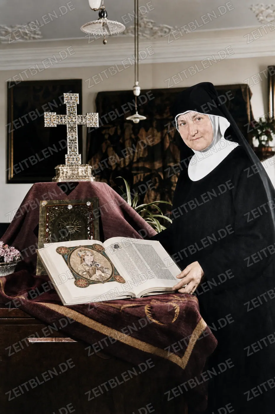 Ordensfrau mit religiösem Buch im Eichstätter Kloster