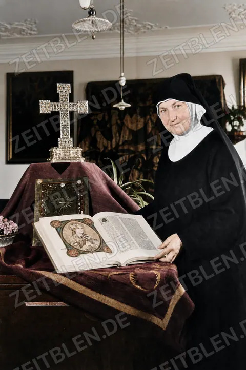 Ordensfrau mit religiösem Buch im Eichstätter Kloster