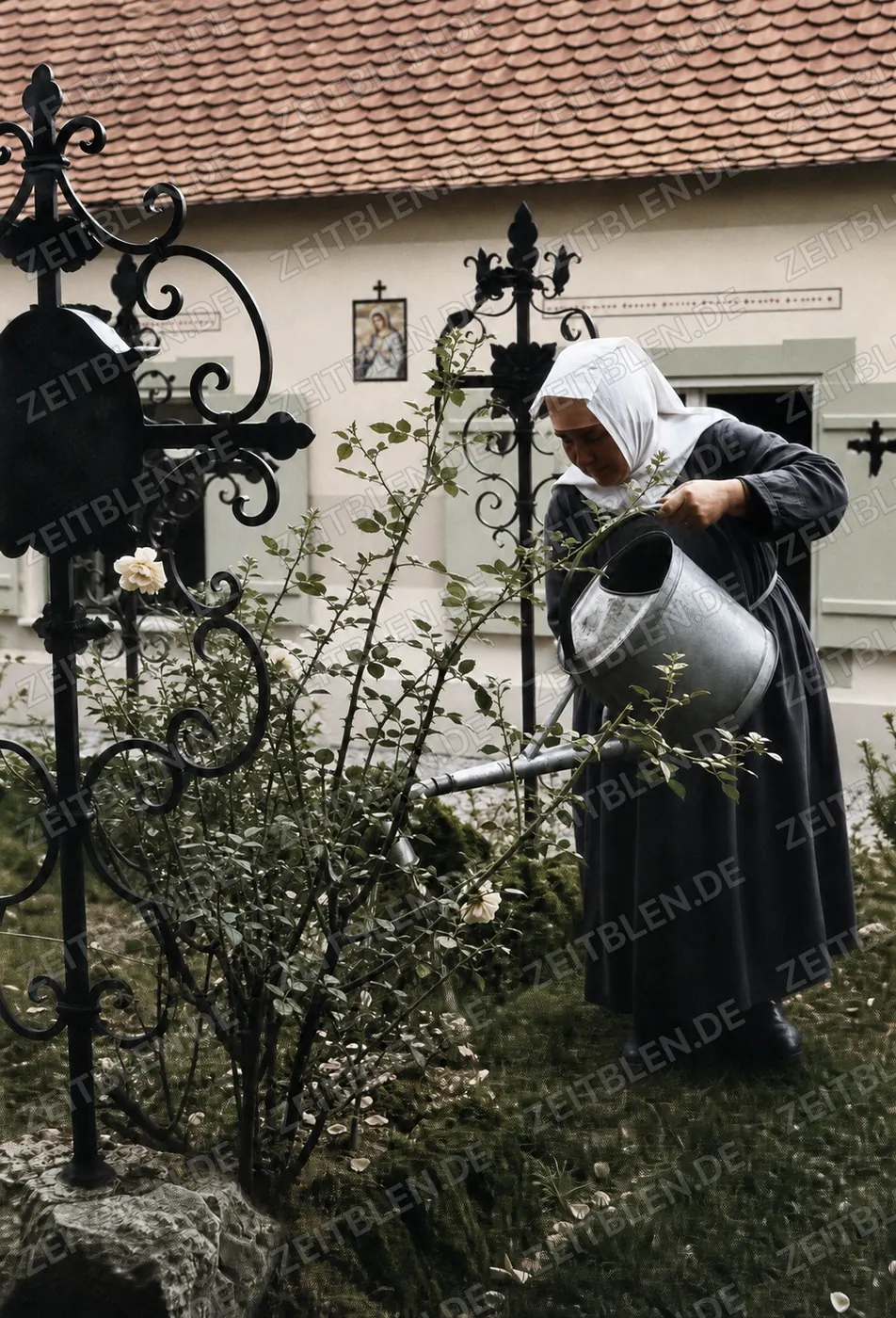 Gartenpflege hinter schmiedeeisernem Kreuz im Eichstätter Kloster