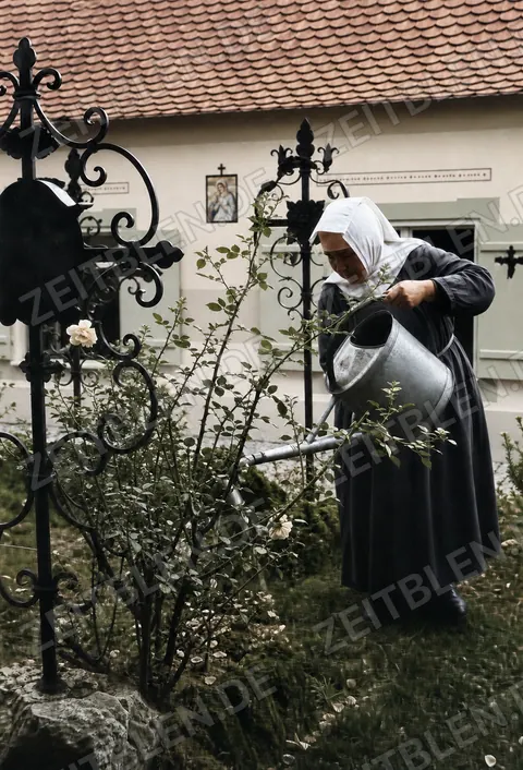 Gartenpflege hinter schmiedeeisernem Kreuz im Eichstätter Kloster
