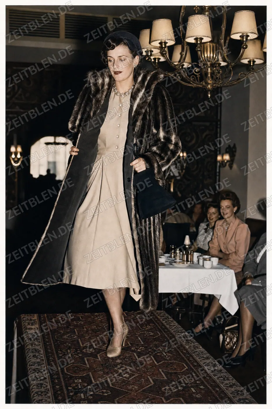 Hettlage-Mannequin mit Pelzcape und hellem Kleid