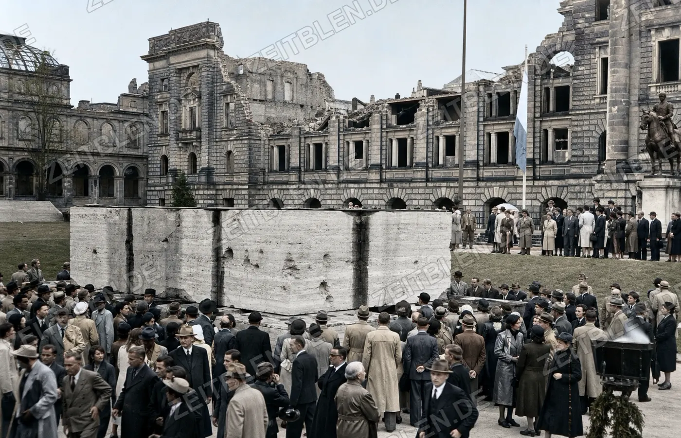 Totenehrung vor dem ehemaligen Armeemuseum im Münchner Hofgarten