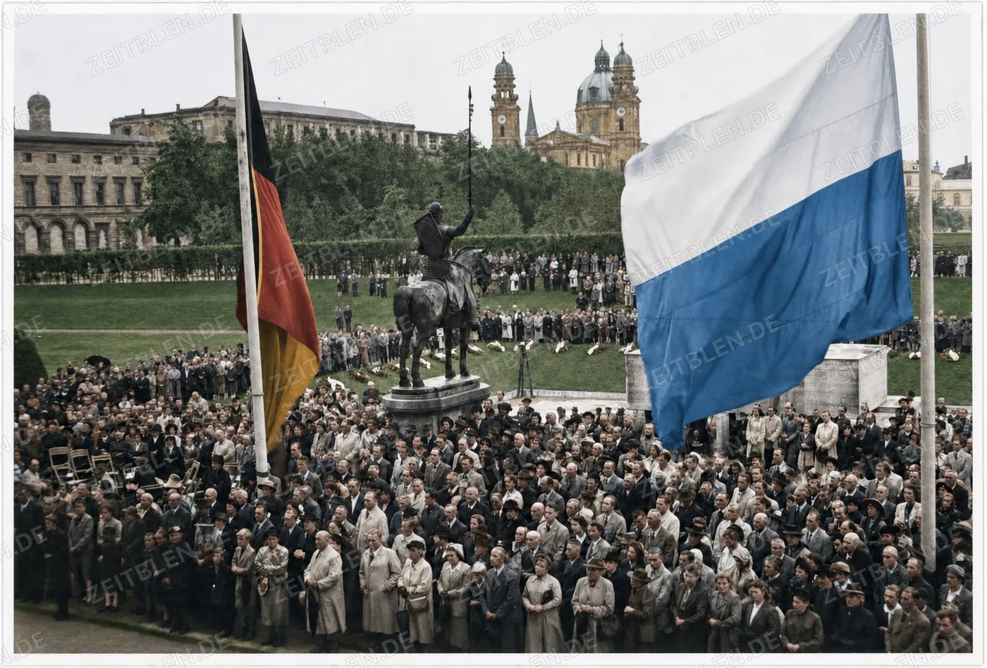 Totenehrung im Münchner Hofgarten mit Fahnen und Reiterdenkmal