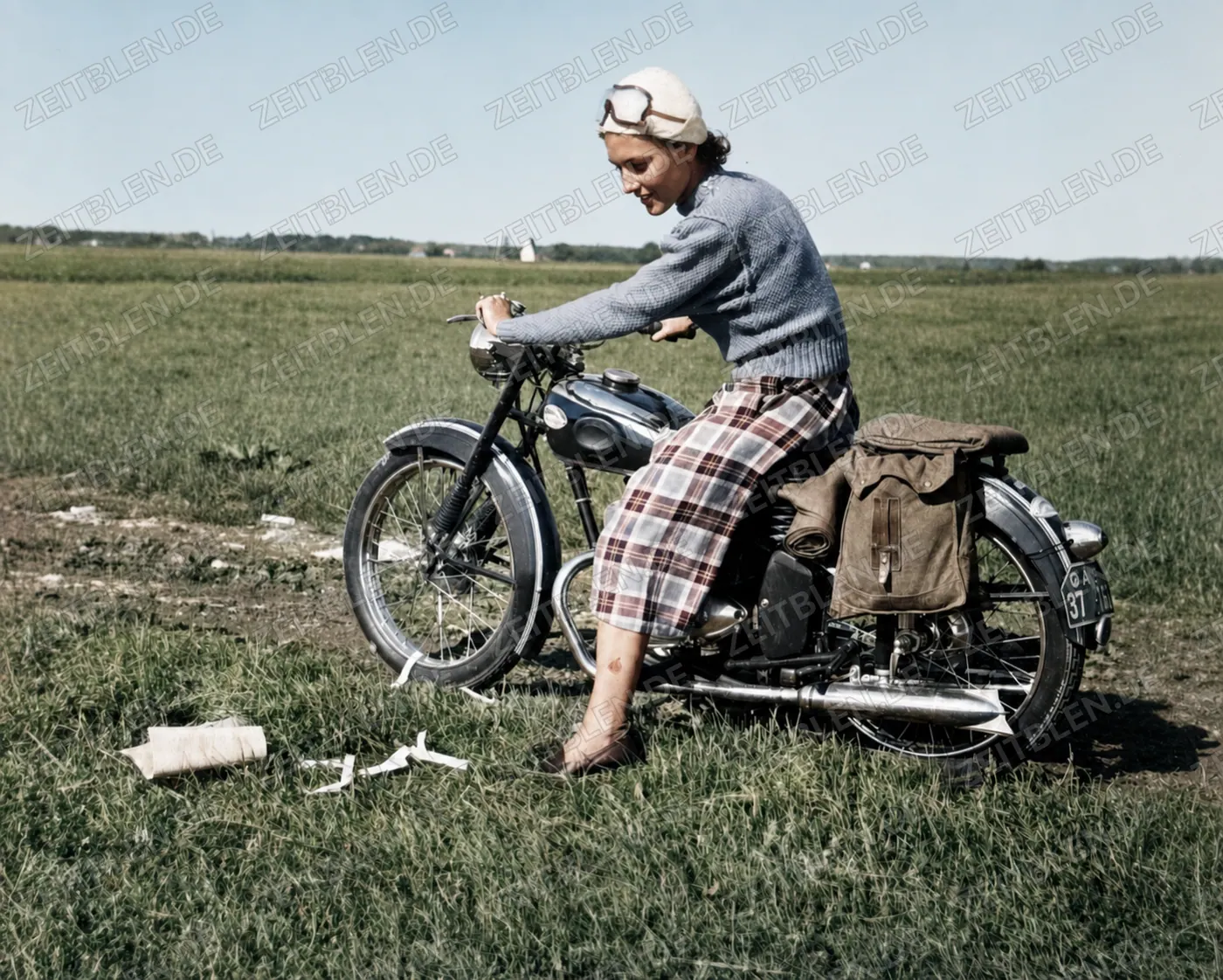 Motorrad-Fuchsjagd im August 1950: Fahrerin im Gelände