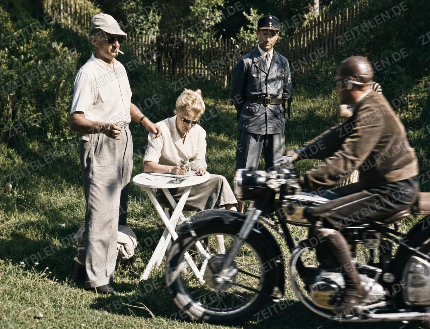 Motorrad-Fuchsjagd 1950: Kontrollpunkt an der Strecke