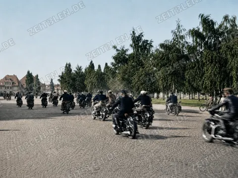 Motorrad-Fuchsjagd 1950: Fahrergruppe auf der Straße