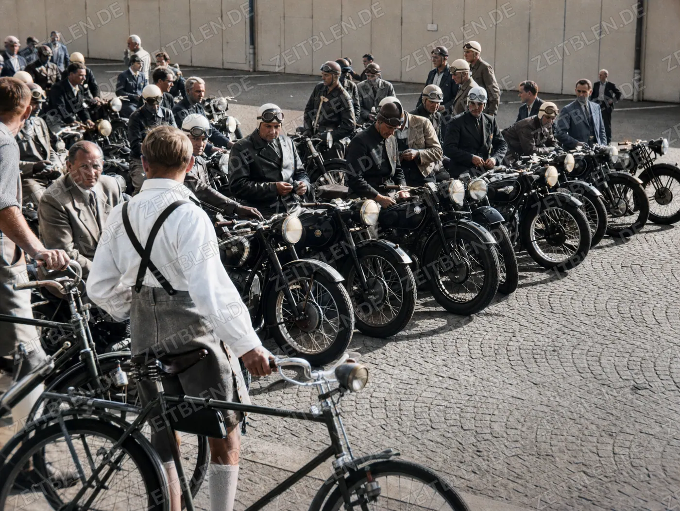 Motorrad-Fuchsjagd 1950: Teilnehmer am Startplatz