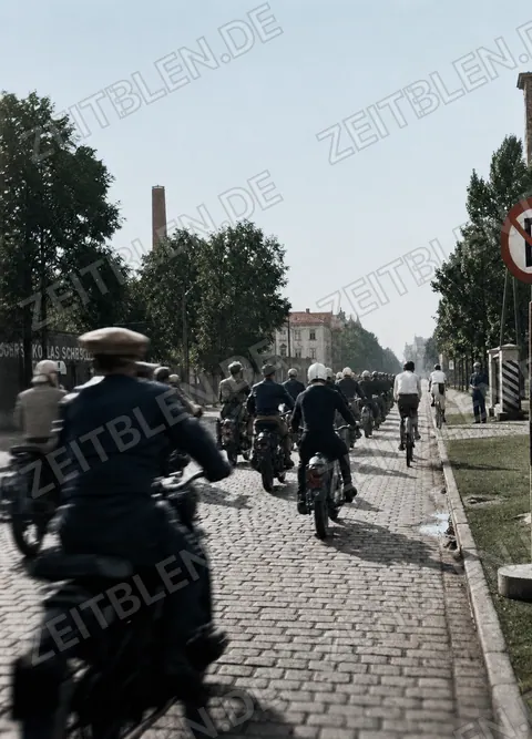 Motorrad-Fuchsjagd 1950: Kolonne auf Kopfsteinpflaster