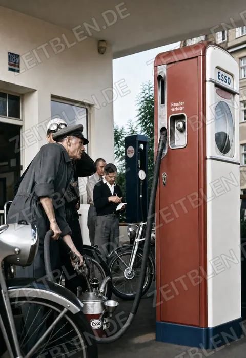 Motorrad-Fuchsjagd 1950: Halt an der ESSO-Tankstelle