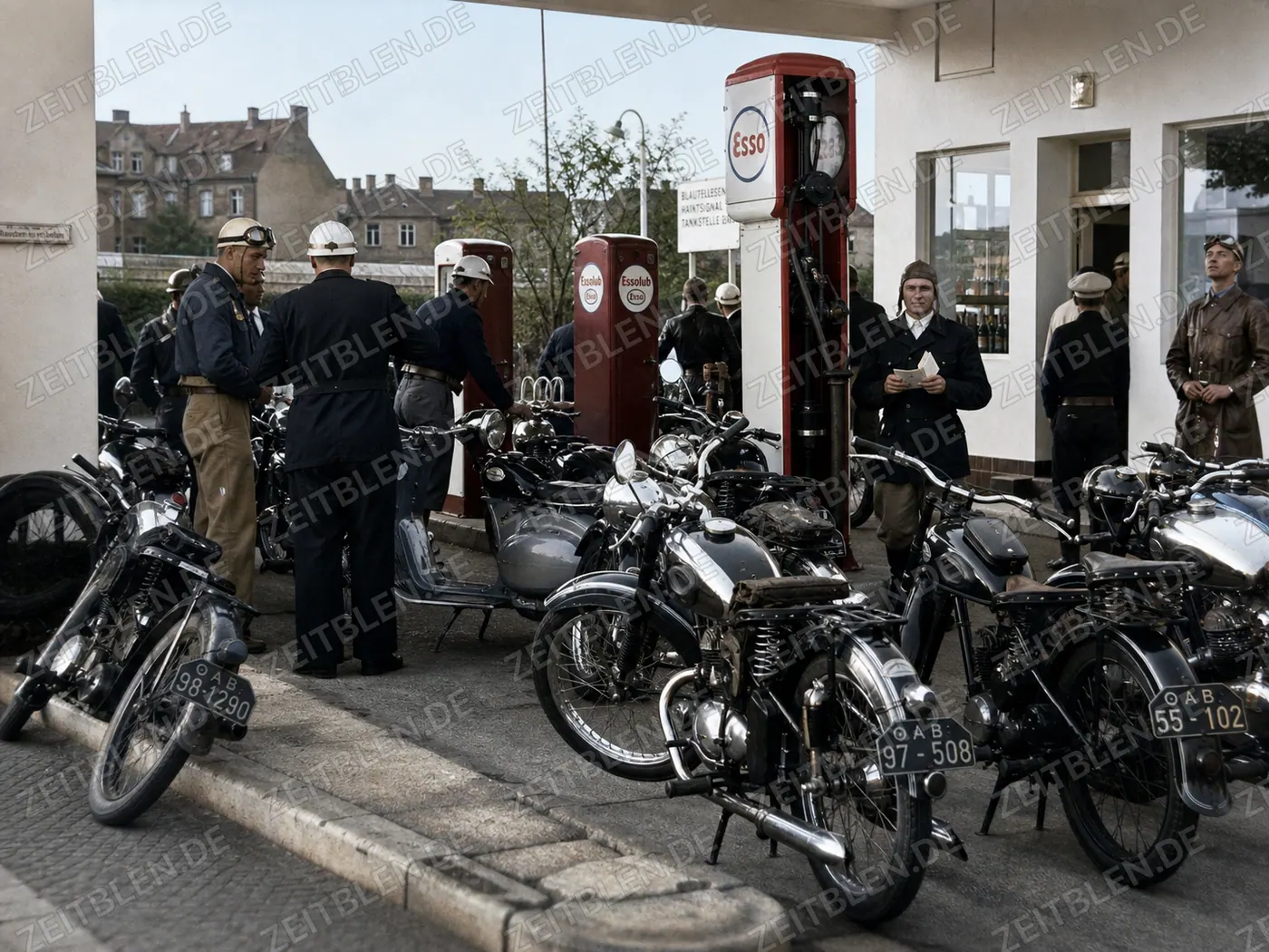 Motorrad-Fuchsjagd 1950: Teilnehmer an der ESSO-Tankstelle