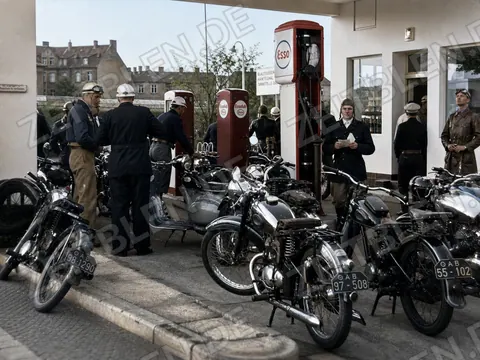 Motorrad-Fuchsjagd 1950: Teilnehmer an der ESSO-Tankstelle