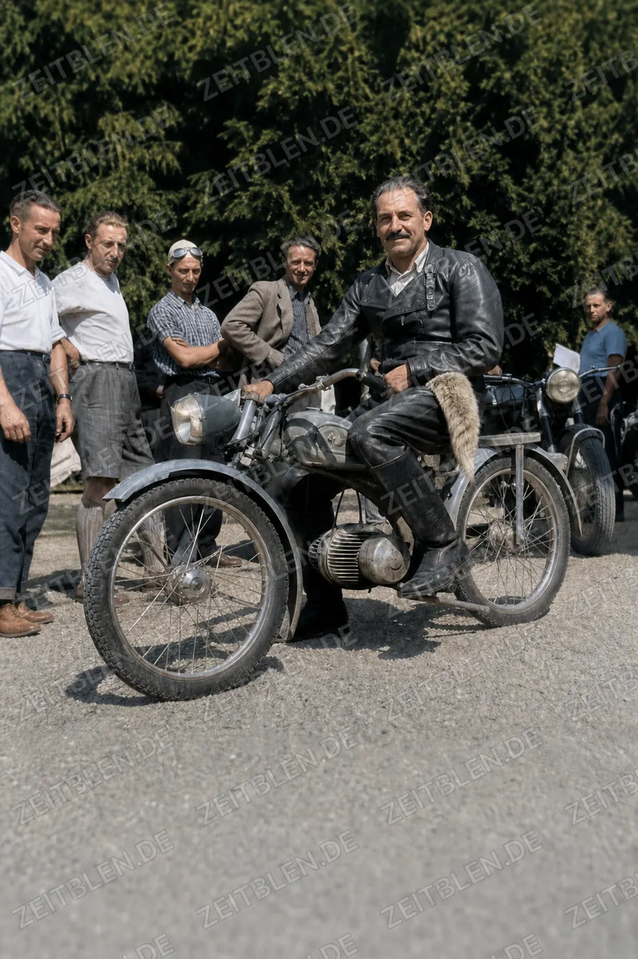 Motorrad-Fuchsjagd 1950 in München: Fahrer mit Beiwagenmaschine
