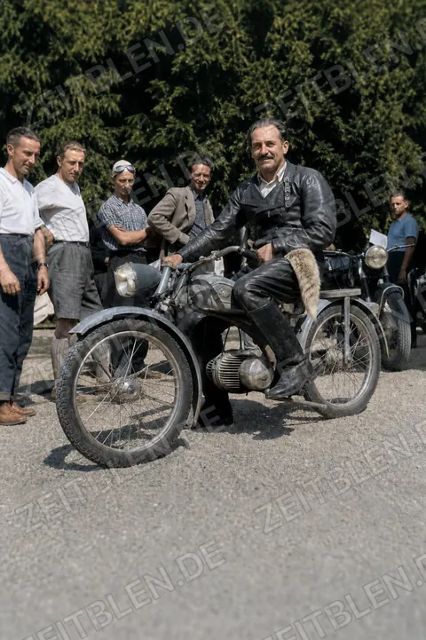 Motorrad-Fuchsjagd 1950 in München: Fahrer mit Beiwagenmaschine
