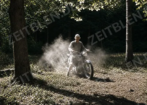 Motorrad-Fuchsjagd 1950 in München: Fahrer im Gelände