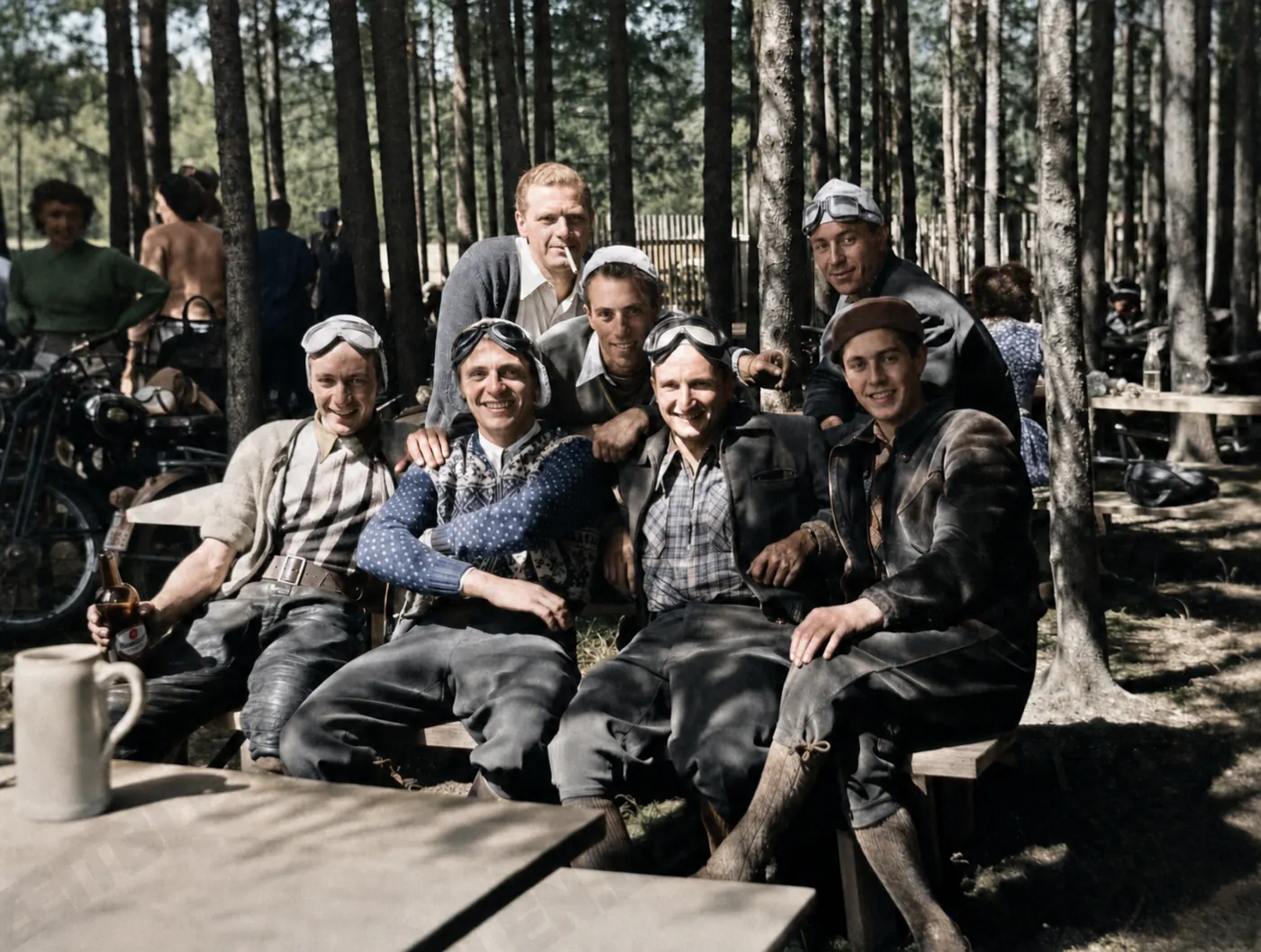 Motorrad-Fuchsjagd 1950 in München: Teilnehmergruppe bei der Rast