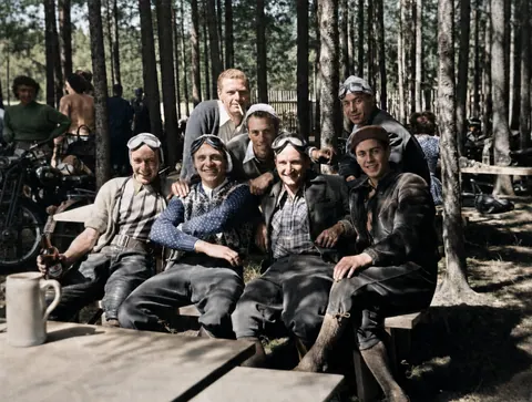Motorrad-Fuchsjagd 1950 in München: Teilnehmergruppe bei der Rast