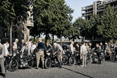 Motorrad-Fuchsjagd 1950 in München: Versammlung in der Stadt