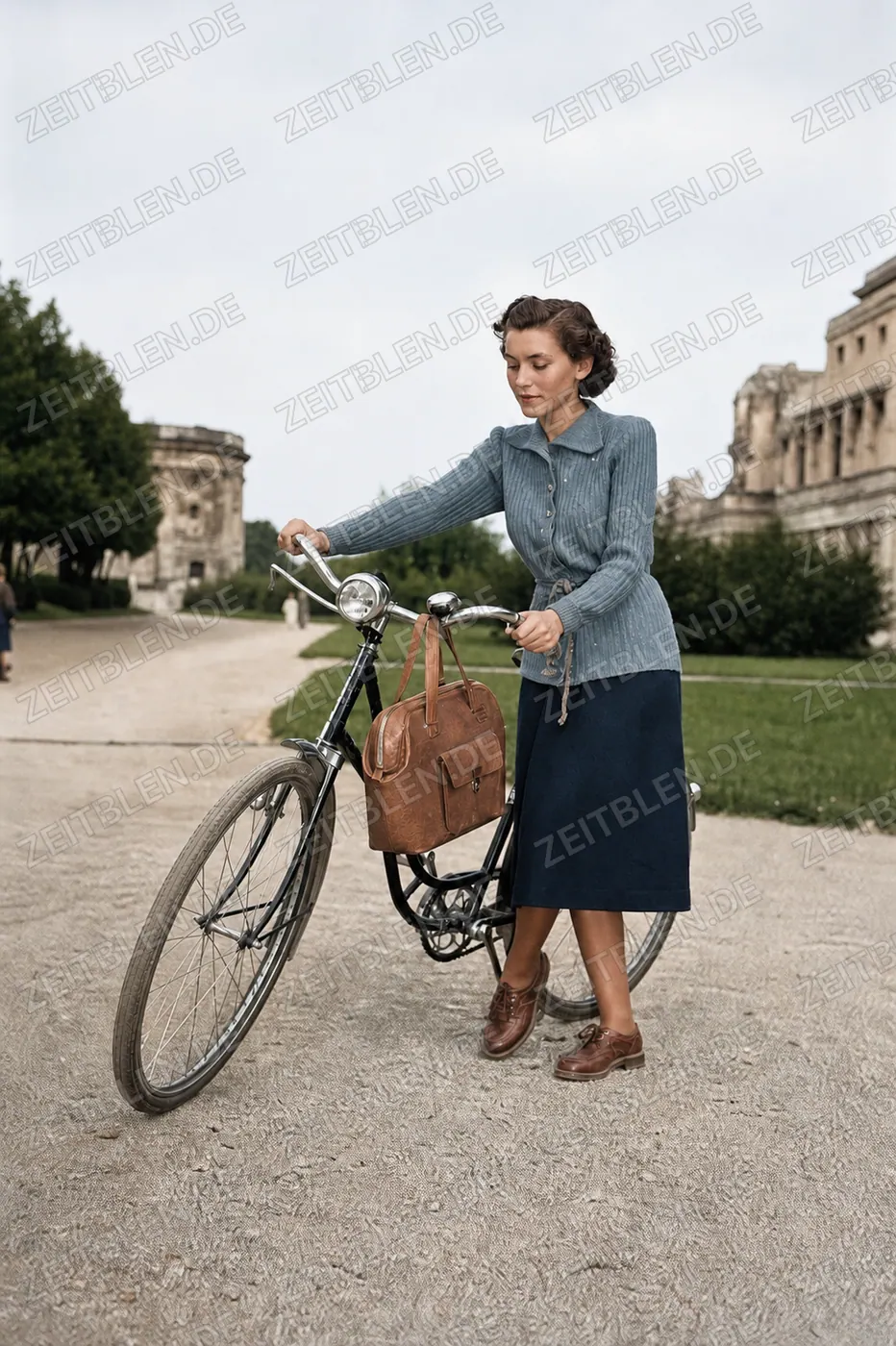 Frauenporträt mit Fahrrad im Münchner Hofgarten