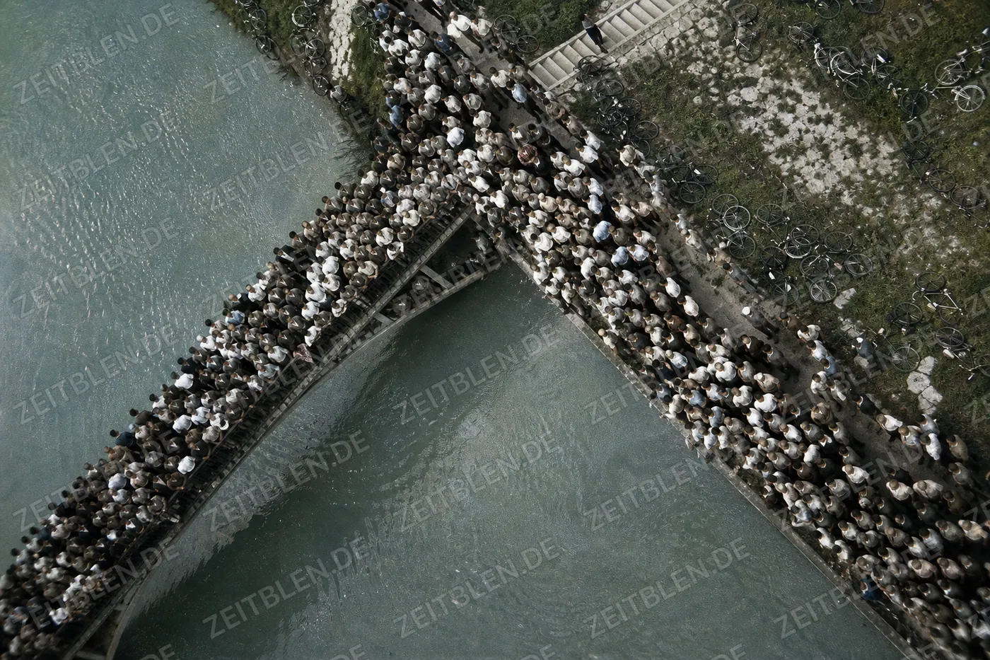Menschenmenge an der Isar in München