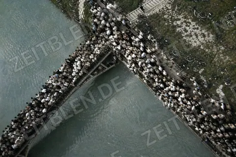 Menschenmenge an der Isar in München