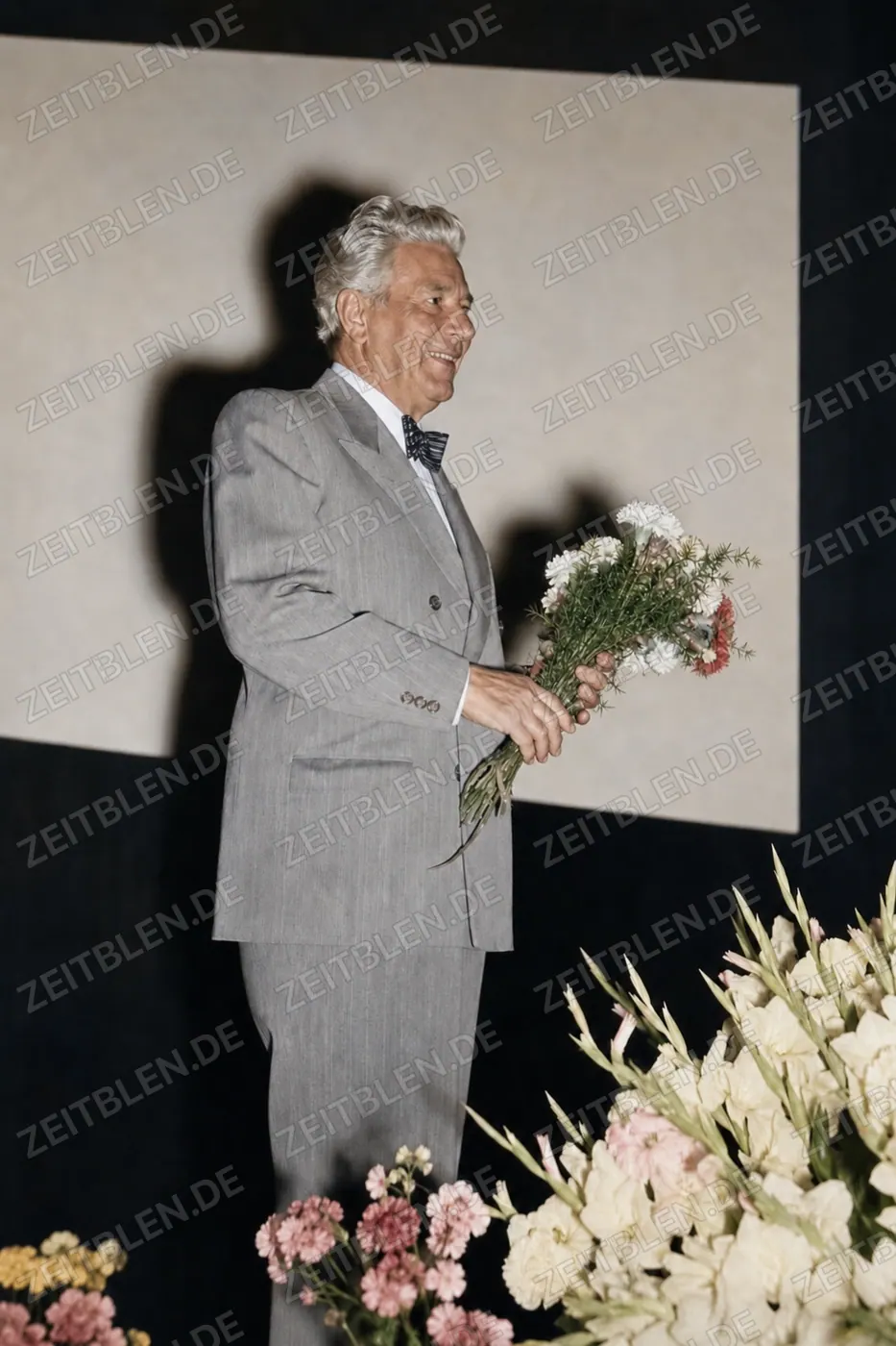 Paul Hörbiger mit Blumen zur Erstaufführung von „Der Seelenbräu“