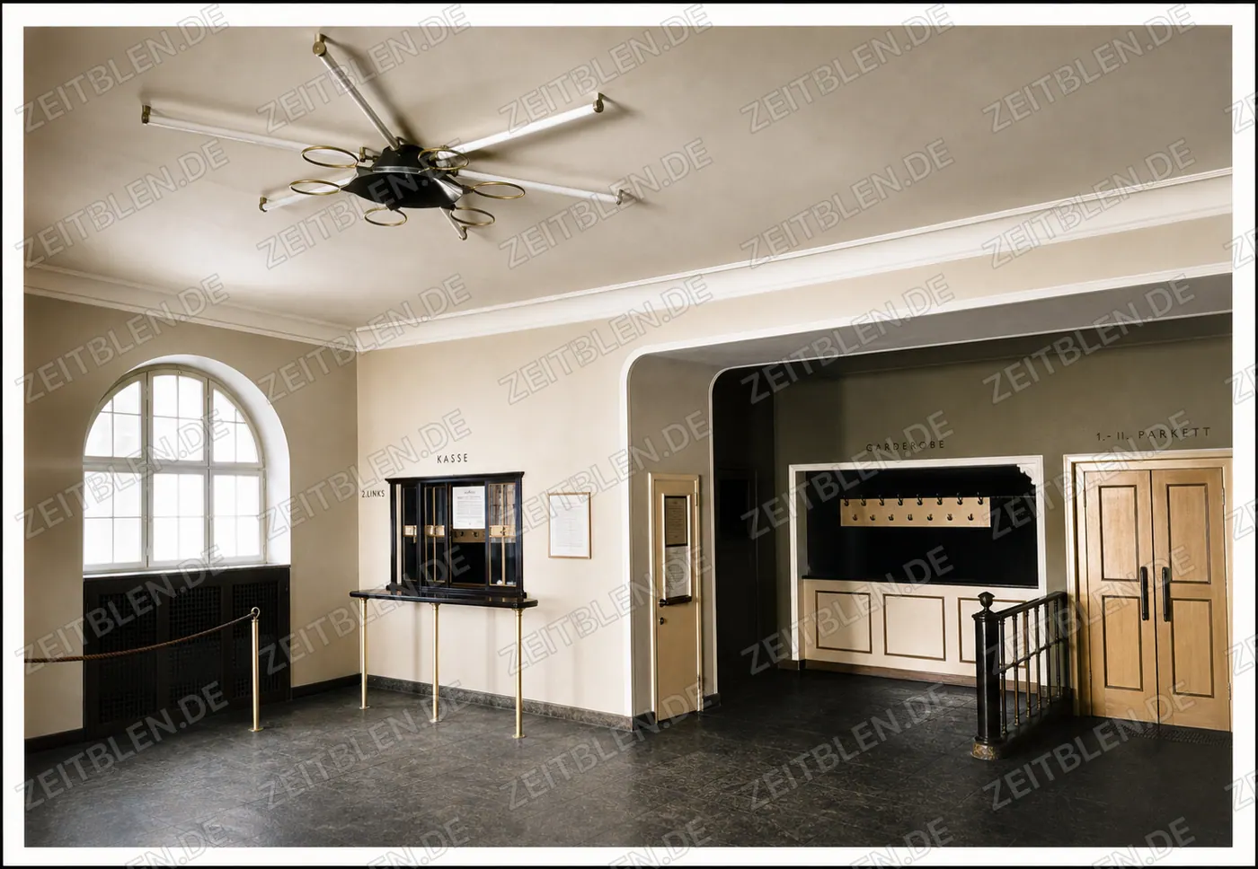 Foyer mit Kasse und Garderobe im Roli-Kino Ingolstadt