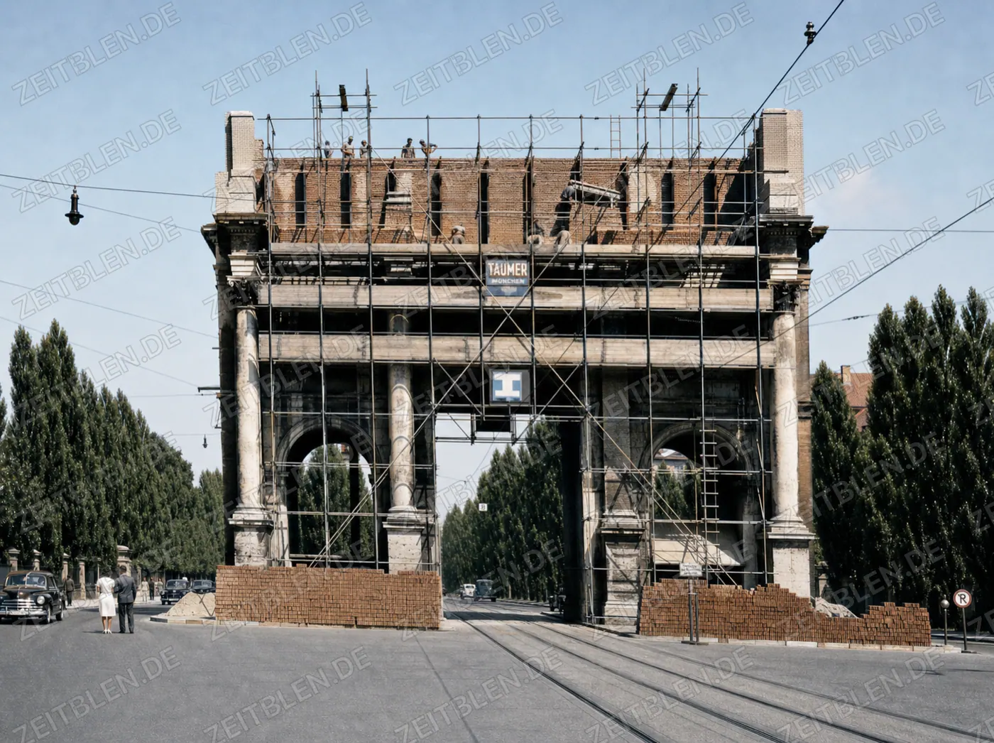Eingerüstetes Siegestor beim Wiederaufbau