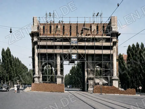 Eingerüstetes Siegestor beim Wiederaufbau