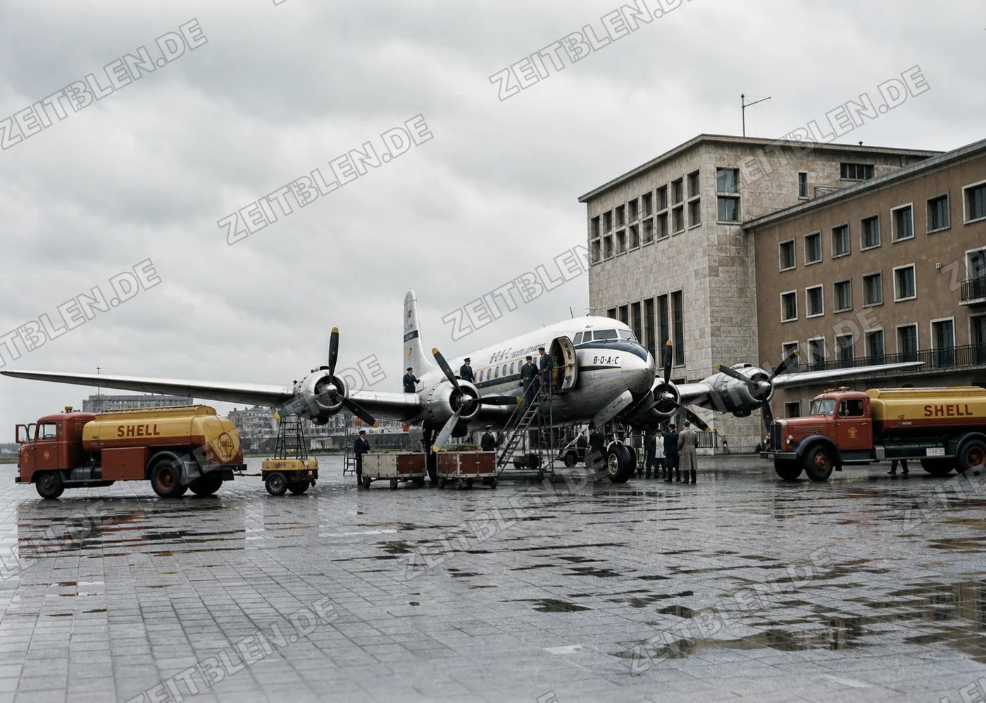 BOAC-Maschine mit Shell-Fahrzeugen in München-Riem