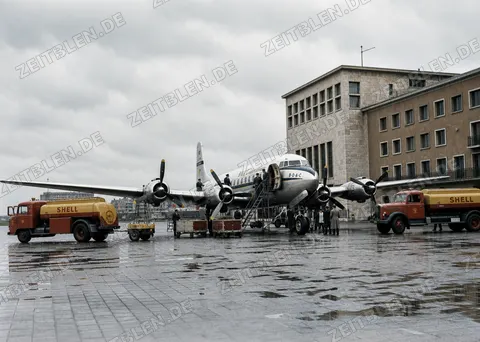 BOAC-Maschine mit Shell-Fahrzeugen in München-Riem