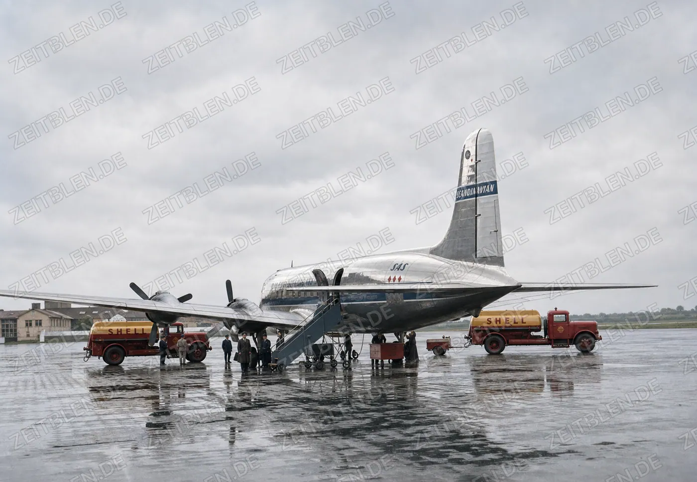 SAS-Flugzeug mit Bodenfahrzeugen in München-Riem