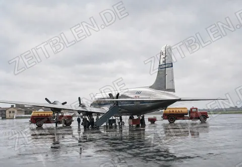 SAS-Flugzeug mit Bodenfahrzeugen in München-Riem