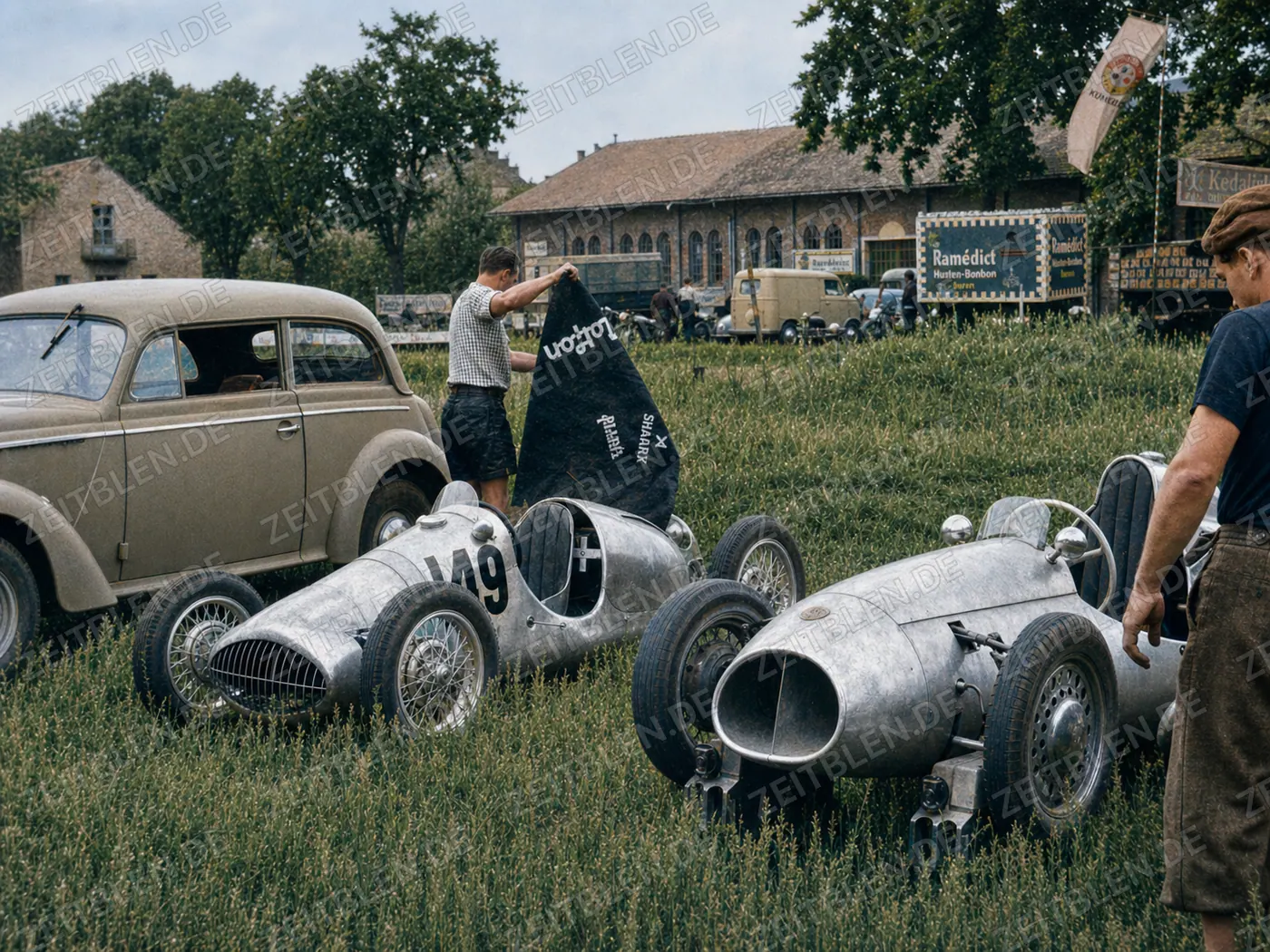 Rennwagen im Fahrerlager des Donauring-Rennens