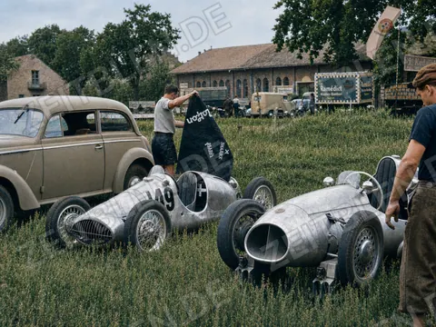 Rennwagen im Fahrerlager des Donauring-Rennens