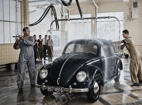Inszenierte MAHAG-Aufnahme eines VW Käfers in der Waschhalle