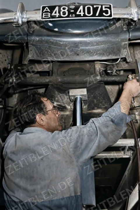 MAHAG-Mechaniker bei der Fahrzeugwartung