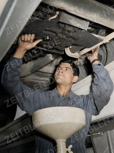 Nahaufnahme eines MAHAG-Mechanikers bei der Reparatur