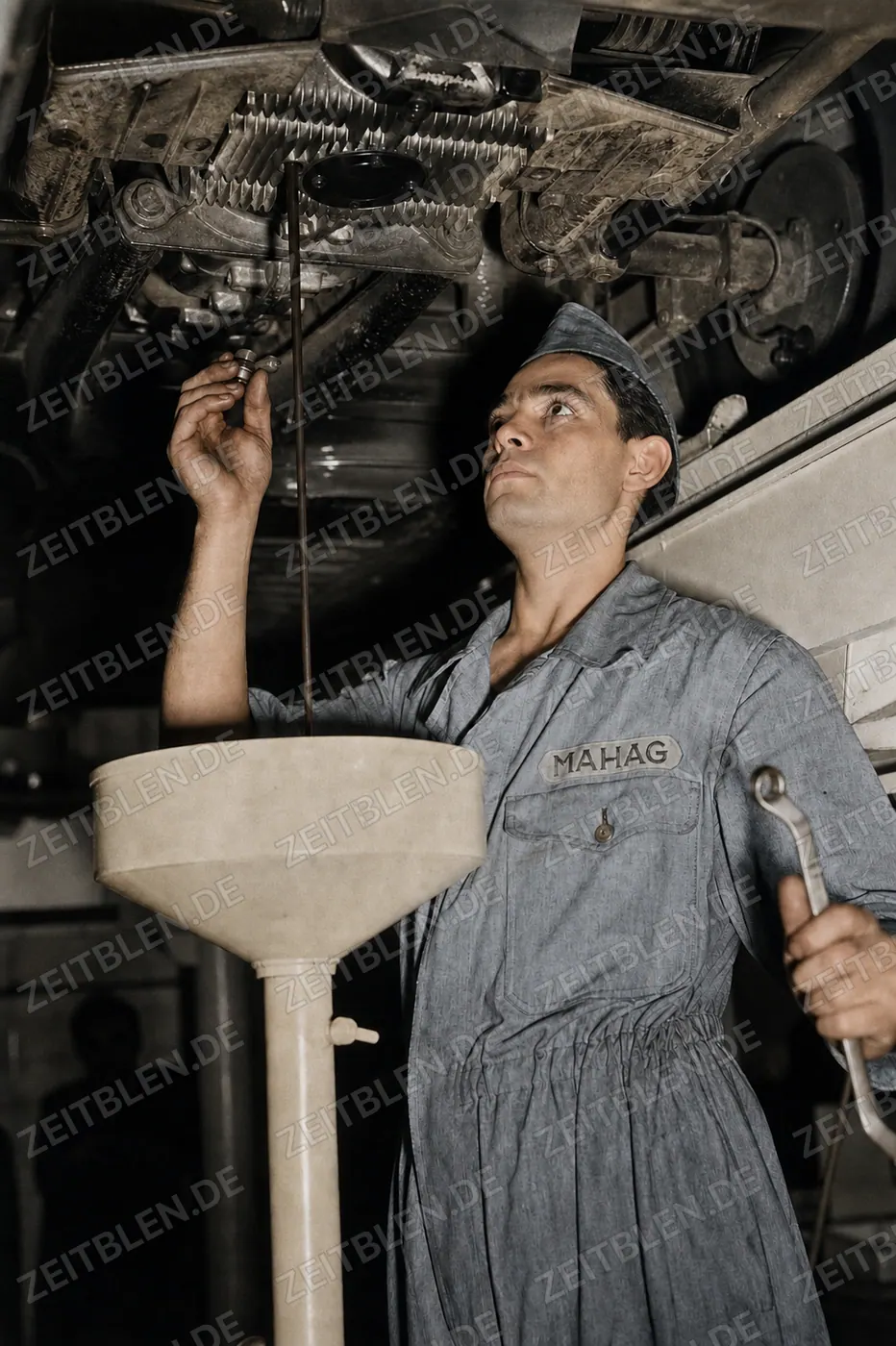 MAHAG-Mechaniker bei Motor- oder Antriebswartung