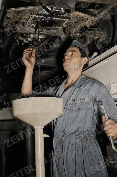 MAHAG-Mechaniker bei Motor- oder Antriebswartung