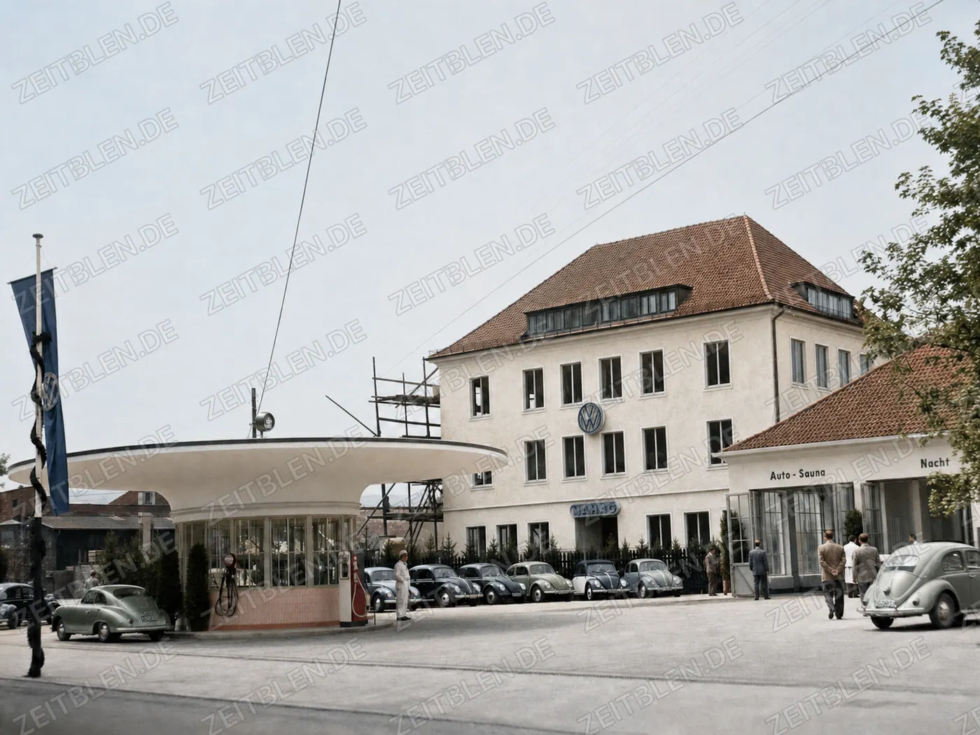MAHAG-Autohaus mit VW-Käfern und Auto-Sauna