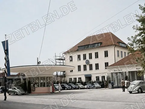 MAHAG-Autohaus mit VW-Käfern und Auto-Sauna
